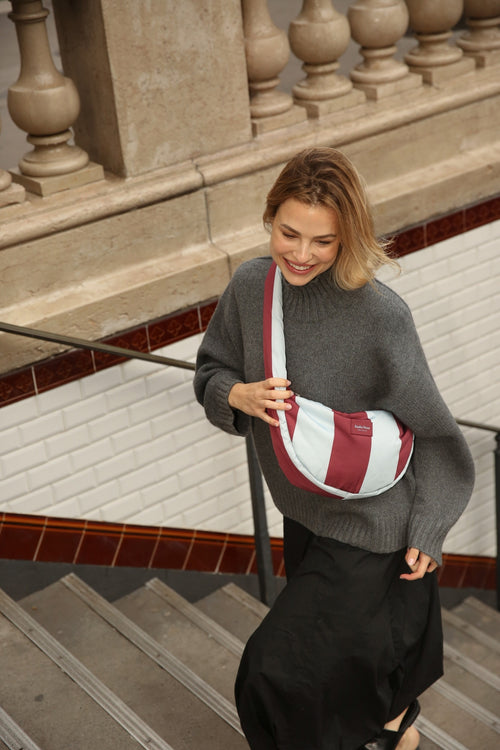 Sac bandoulière mini à larges rayures bordeaux et bleu clair