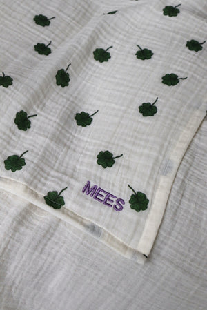 Große Musselintücher mit weißem Kleeblattmuster