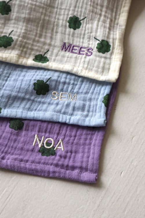 Lichtblauwe Hydrofiele Doek Met Klavertjes – Large