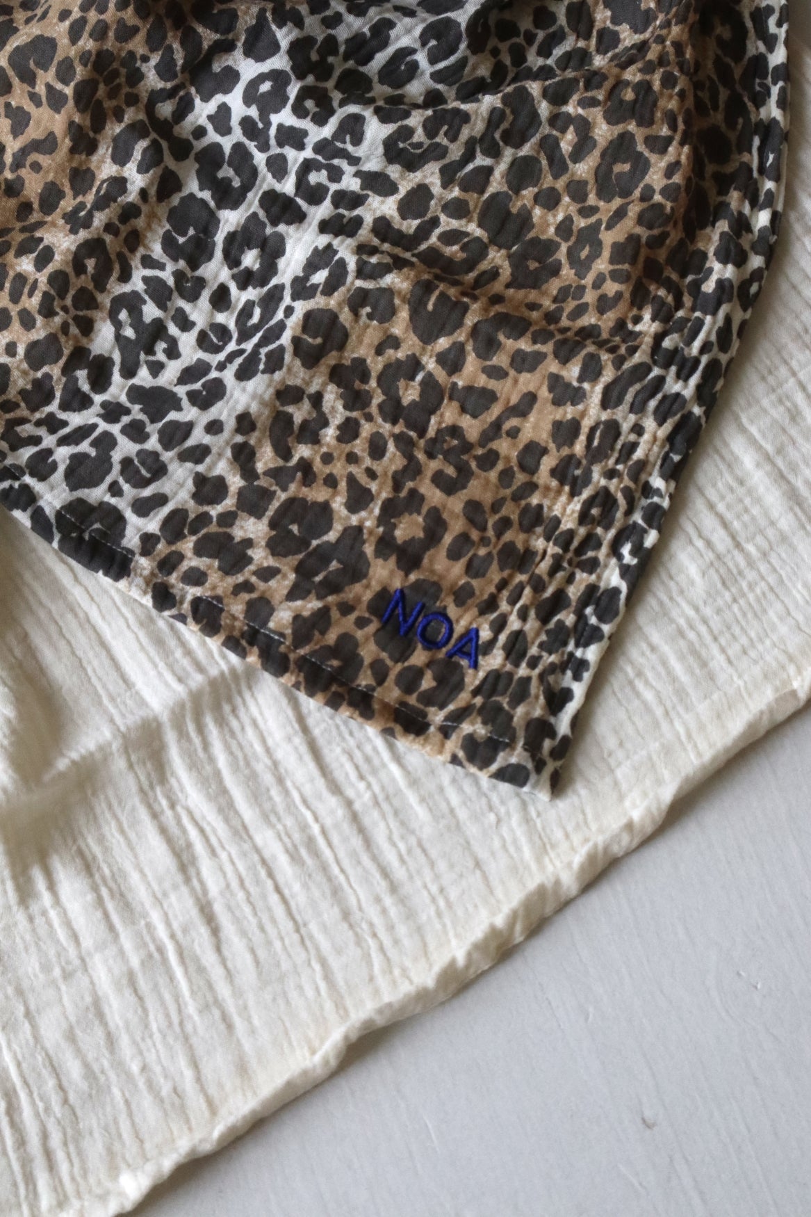 Mittlere Musselintücher mit Leopard-Muster